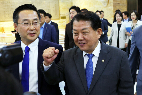 더불어민주당 김병주 의원이 2일 오후 국회에서 열린 의원총회에 참석한 뒤 나오며 주먹을 쥐어보이고 있다. 왼쪽은 박성준 수석원내부대표. 2024.7.2. 연합뉴스