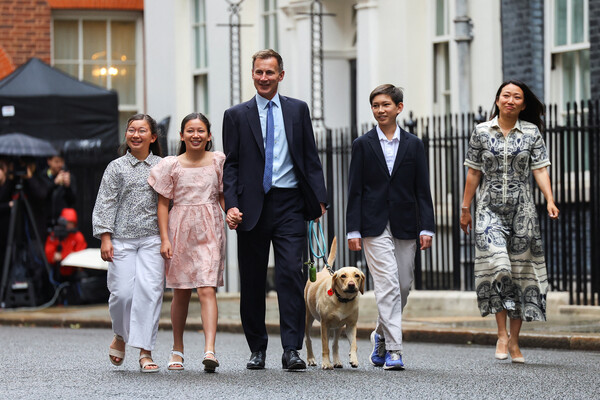  총선 패배 하루 뒤인 5일 영국 런던 다우닝가 11번지의 관저를 떠나는 제레미 헌트 재무장관 일가족. 바로 옆의 10번지가 총리 관저다. 2024.7.5. 로이터 연합뉴스 
