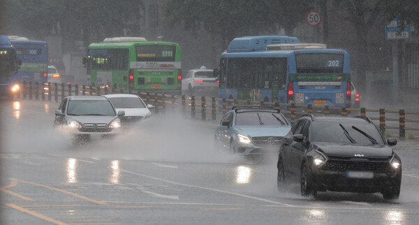 장맛비가 내리는 2일 서울역 인근 도로에서 주행 중인 차량들이 물보라를 일으키고 있다. 2024.7.2. 연합뉴스