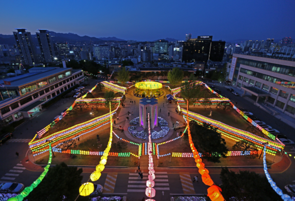 오색 연등으로 수놓은 동국대 캠퍼스 메인 광장 야경. 동국대 제공