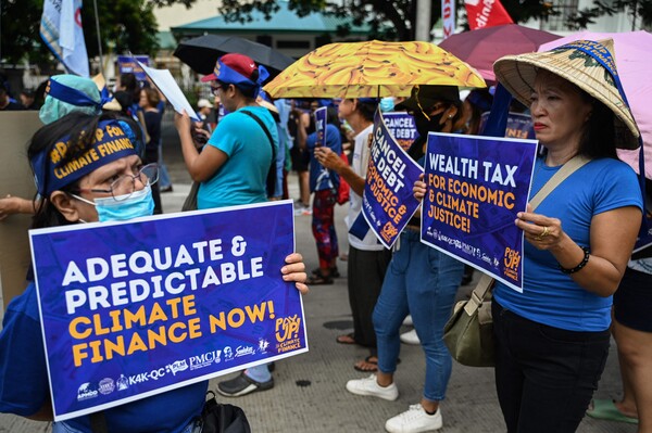 11일 필리핀 마닐라 주재 미국대사관 앞에서 현지 시위대가 개발도상국에 기후재정을 지원할 것을 촉구하고 있다. 이 시위는 미국 등 선진국 협의체인 주요 7개국(G7) 정상회의를 이틀 앞두고 열렸다. 2024.06.11. AFP 연합뉴스