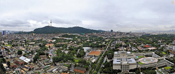 서울 남산이 바라다 보이는 남산 남쪽의 용산지역.      나무위키