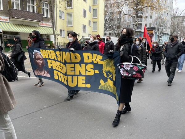 2021년 11월 27일(현지시간) 국제 반여성폭력의 날을 맞아 베를린에서 열린 집회 참가자들이 "반성폭력의 상징인 베를린 평화의 소녀상이 제자리에 머물러야 한다"고 촉구하며 시가행진을 벌이고 있다. 2021.11.28. 연합뉴스