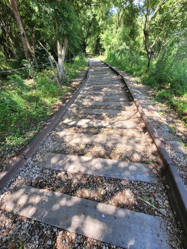 철원~내금강 역을 잇던 금강산 전차가 다니던 철로. 표준철로(1435㎜)가 아니라 탐방객의 편의를 위해 설치한 광폭철로다. 2024.6.26. 시민언론 민들레 