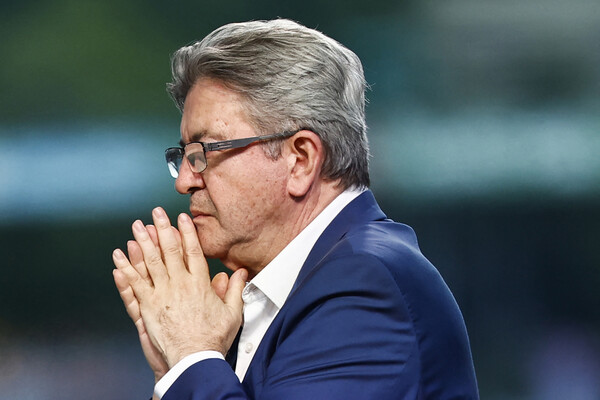 프랑스 극좌 포퓰리즘 '불굴의 프랑스(LFI)의 장뤼크 멜랑숑 대표가 7일 파리 라로통드 스탈린그라드에서 개표 결과에 두손을 맞잡고 반응하고 있다. LFI는 1위를 차지한 좌파연합 신인민전선을 주도했다. 2024.7.7. AFP 연합뉴스 