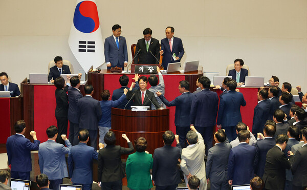 4일 오후 국회에서 열린 본회의에서 우원식 국회의장이 국민의힘 곽규택 의원에게 무제한토론을 종료할 것을 요청하자, 국민의힘 추경호 원내대표를 비롯한 의원들이 항의하고 있다. 2024.7.4. 연합뉴스