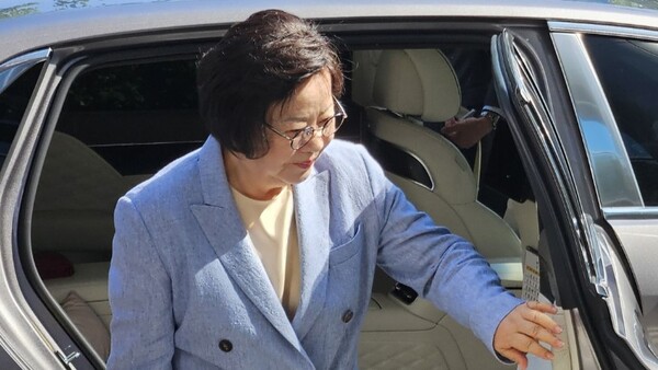 송영숙 한미약품그룹 회장이 지난 5월 14일 서울 송파구 한미약품그룹 본사에서 한미사이언스 이사회를 앞두고 건물로 들어서고 있다. 2024.5.14. 연합뉴스