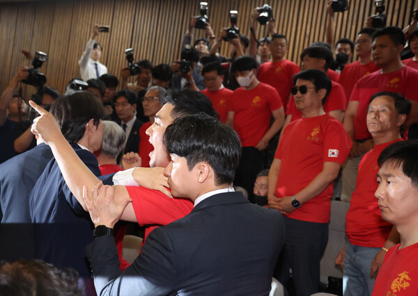 지난 5월 28일 오후 국회에서 열린 본회의에서 해병대 예비역연대 회원들이 재의결 안건으로 상정된 '해병대 채상병 사망사건 수사외압 의혹 특별검사법'이 부결되자 국민의힘 의원들을 향해 소리치고 있다. 연합뉴스