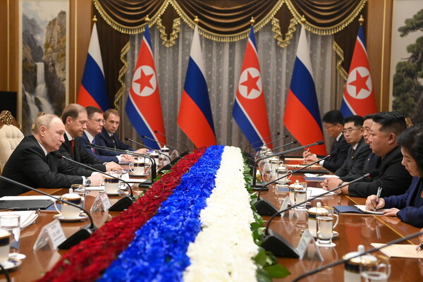 북한 김정은 국무위원장과 국빈방문 중인 러시아의 블라디미르 푸틴 대통령이 영빈관인 평양 금수산궁전에서 확대 정상회담을 하고 있다. 2024. 06. 19 [타스=연합뉴스]