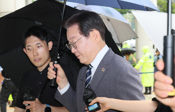 더불어민주당 이재명 전 대표가 8일 오후 서울 서초구 서울중앙지법에서 열리는 '공직선거법 재판 위증교사 혐의' 관련 1심 속행 공판에 출석하기 위해 법정으로 향하고 있다. 2024.7.8. 연합뉴스
