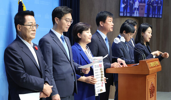 더불어민주당 국회 법제사법위원회 소속 위원들이 8일 오전 국회 소통관에서 기자회견을 열고 '해병대 수사 외압, 검찰의 특활비 부정 사용 사건'에 대한 고위공직자범죄수사처에 신속 수사를 촉구하고 있다. 2024.7.8. 연합뉴스