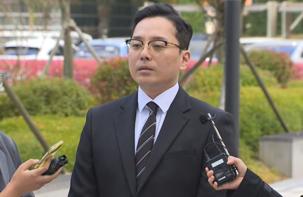 이재명 더불어민주당 대표 배우자 김혜경 씨의 법인카드 관련 의혹을 제보한 조명현 씨가  2023년 10월 23일 수원지검 출석에 앞서 취재진에게 입장을 밝히고 있다. JTBC 현장 중계 화면 갈무리