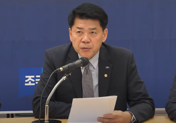 조국혁신당 김준형 당대표 권한대행이 8일 국회 본청에서 열린 최고위 회의에서 발언하고 있다. JTBC 뉴스 영상 갈무리