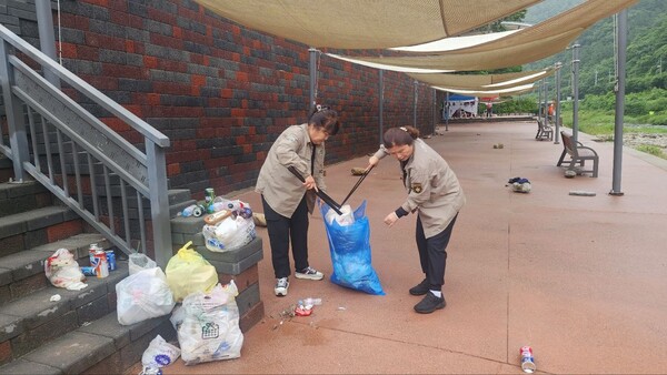 '가평군 청정계곡 하천유지관리 사업' 추진 모습.