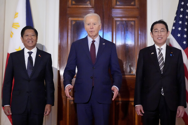 조 바이든 미국 대통령이 지난 11일 백악관에서 열린 3국 정상회담에 앞서 페르디난드 마르코스 주니어 필리핀 대통령(왼쪽), 기시다 후미오 일본 총리(오른쪽)와 함께 발언하고 있다. 2024.4.11. AP 연합뉴스