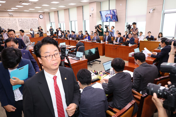 9일 오후 서울 여의도 국회에서 열린 법제사법위원회 전체회의에서 정청래 법사위원장이 '윤석열 대통령 탄핵소추안 즉각 발의 요청에 관한 청원' 관련 청문회 실시계획서 채택 안건을 표결 처리하려하자 국민의힘 곽규택 의원이 같은 당 의원들과 함께 퇴장하고 있다. 2024.7.9. 연합뉴스