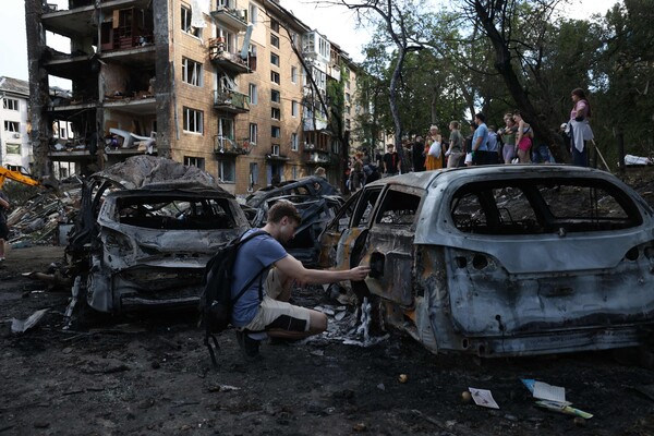 8일(현지시간) 우크라이나 키이우에서 한 남성이 러시아의 미사일 공격으로 파괴된 차를 살펴보고 있다. 러시아군은 미국 워싱턴DC에서 개막하는 북대서양조약기구(NATO·나토) 정상회의를 하루 앞둔 이날 우크라이나를 대규모로 공습해 최소 33명이 숨졌다. 2024.07.09. AFP 연합뉴스