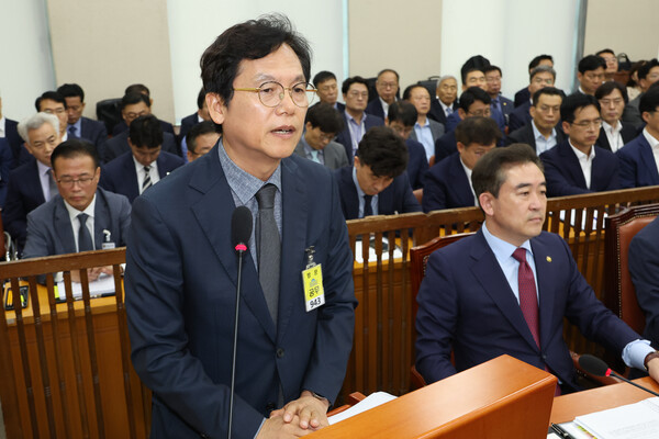 11일 오전 서울 여의도 국회에서 열린 행정안전위원회 전체회의. 김철문 경북경찰청장(왼쪽)이 해병대 채상병 순직 사건에 대한 수사와 관련한 위원의 질의에 답하고 있다. 오른쪾은 윤희근 경찰청장. 2024.7.11. 연합뉴스