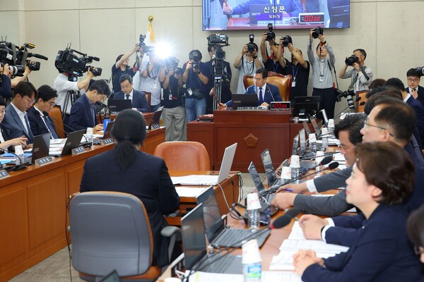 신정훈 국회 행안위원장이 2일 오전 서울 여의도 국회에서 열린 행정안전위원회 전체회의에서 의사봉을 두드리고 있다. 2024.7.2. 연합뉴스