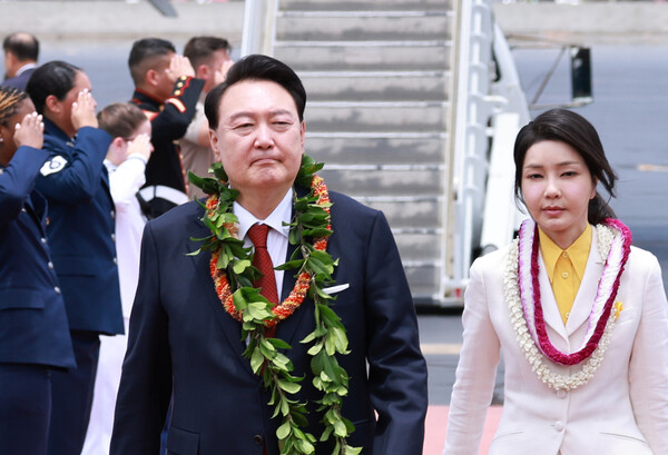 윤석열 대통령과 김건희 여사가 8일(현지시간) 북대서양조약기구(NATO·나토) 75주년 정상회의 참석에 앞서 미국 하와이 히캄 공군기지에 도착해 환영 꽃목걸이를 목에 걸고 도열병의 거수 경례를 받으며 공항을 빠져나가고 있다. 2024.7.9. 연합뉴스