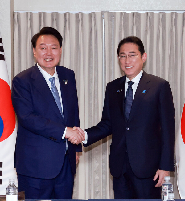 북대서양조약기구(NATO·나토) 75주년 정상회의에 참석한 윤석열 대통령이 10일(현지시간) 미국 워싱턴DC 윌러드 인터콘티넨탈 호텔에서 열린 한일 정상회담에서 기시다 후미오 일본 총리와 기념 촬영을 하고 있다. 2024.7.11. 연합뉴스