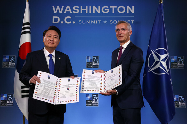 윤석열 대통령이 11일 워싱턴의 월터 E. 컨벤션센터에서 옌스 스톨덴베르그 북대서양조약기구(나토) 사무국장과 나토의 '감항(airworthiness) 인증 인정서(DAPA)'를 들고 기념촬영을 하고 있다. DAPA는 군용 비행기의 안정성과 적합성을 인정하는 증서다. 2024.7.11. 로이터 연합뉴스 