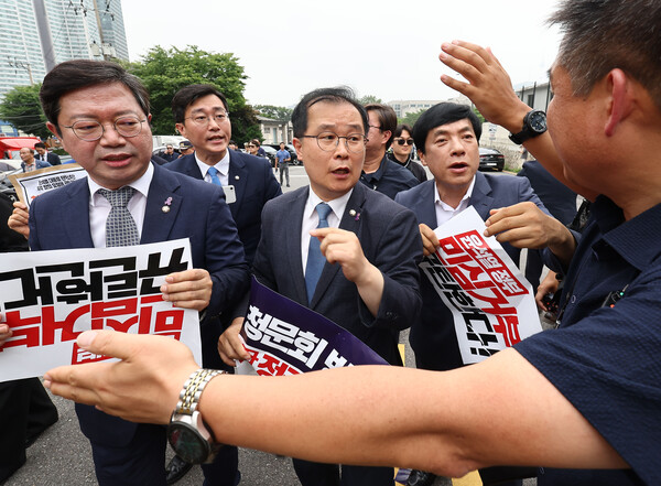 전현희, 김승원, 이건태, 장경태, 이성윤, 박은정 등 야당 법제사법위원회 위원들이 12일 윤석열 대통령 탄핵 국민청원 청문회 추진과 관련 대통령실에 증인출석요구서 수령을 촉구하며 서울 용산 대통령실을 항의 방문하던 중 경호 관계자들과 실랑이를 벌이고 있다. 2024.7.12. 연합뉴스