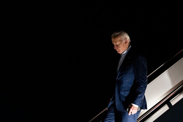 조 바이든 미 대통령이 도널드 트럼프 전 대통령의 피격 하루 뒤인 14일 매릴랜드주 앤드루 공군기지에서 전용기 에어포스원에서 내리고 있다. 2024.7.14. AFP 연합뉴스 