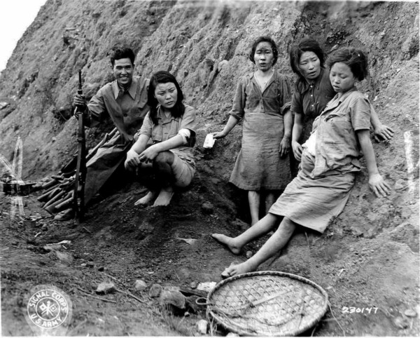 라모 수비대 전멸 뒤인 1944년 9월 7일 중국군의 포로가 된 4명의 조선인 위안부. 오른쪽 끝 만삭의 여성이 박영심.（제164통신 사진중대 찰스 해트필드 일등병 촬영）