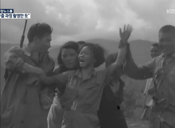 라모 수비대 전멸 후인 1944년 9월 7일 중국군에 의해 구출된 직후로 보이는 박영심이 만세를 부르는 장면. 제164통신 사진중대의 에드워즈 페이 하사관 촬영(KBS 화면에서 캡처).