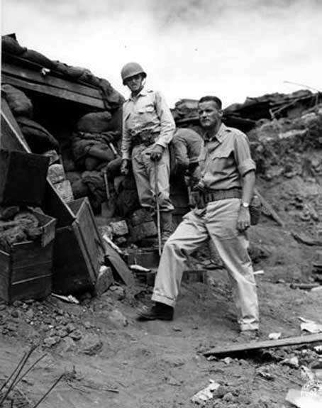 1944년 6월의 텅위에 전투에서 연합군의 피해를 시찰하는 미 육군 CBI 전역의 프랭크 돈 준장(돈 준장 평전에서)..