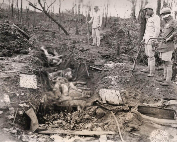 일본군의 텅위에 전멸 다음날인 1944년 9월 15일에 찍힌 여성들의 시신. 중앙 안쪽에 있는 사람이 중국군의 장자오카이 중대장으로 생각된다. 제164통신 사진중대 프랭크 맨워런 기능 5등병 촬영.