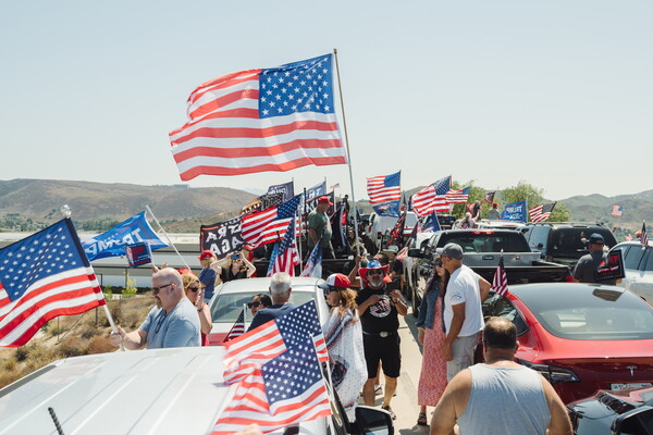 도널드 트럼프 전 미 대통령 지지자들이 14일 캘리포니아주 시미밸리에서 성조기를 든 채 집회를 하고 있다. 2024.7.14. EPA 연합뉴스 