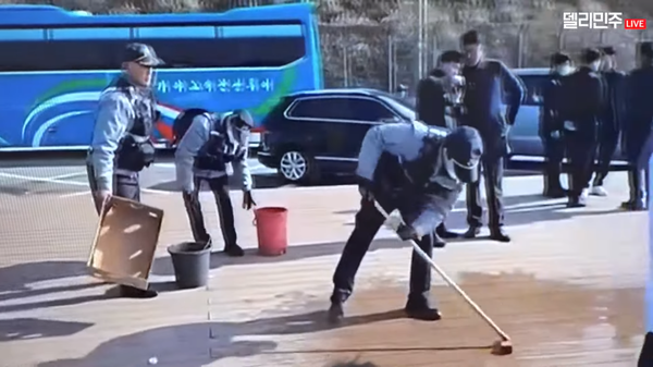 더불어민주당 정청래 의원이 지난 12일 국회에서 열린 최고위원회의에서 공개한 영상. 경찰이 지난 2일 이재명 대표 테러 사건 발생 직후 1시간도 지나지 않아 현장을 물청소하고 있는 모습. 2023.1.15. 델리민주 갈무리