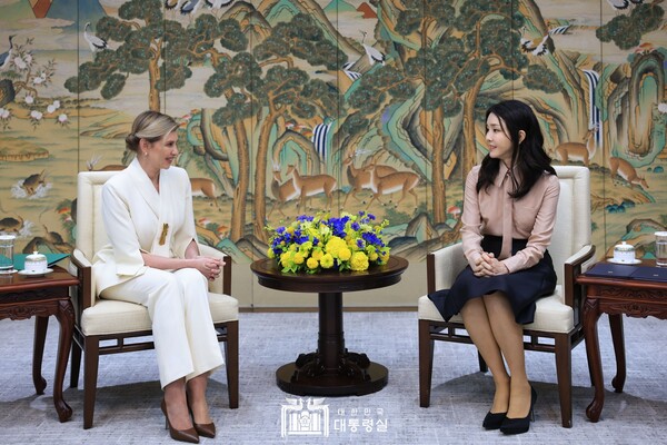 윤석열 대통령 부인 김건희 씨가 16일 용산 대통령실 청사에서 볼로디미르 젤렌스키 우크라이나 대통령의 부인 올레나 젤렌스카 여사를 접견하고 있다. 2023.5.16. 대통령실