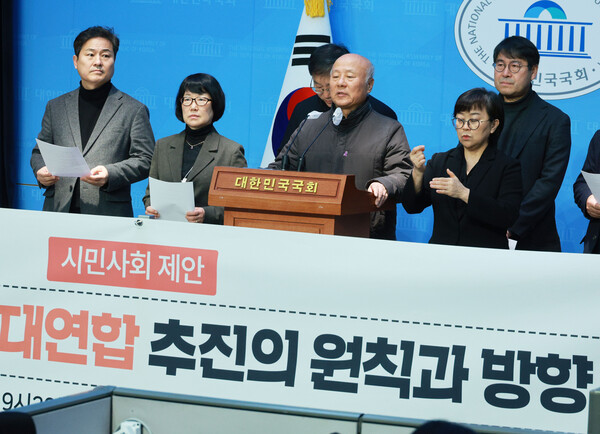 박석운 정치개혁과 연합정치 실현을 위한 시민회의 공동운영위원장이 7일 오전 국회 소통관에서 열린 '민주개혁진보대연합 추진의 원칙과 방향 시민사회 제안' 기자회견에서 발언하고 있다. 2024.2.7 연합뉴스