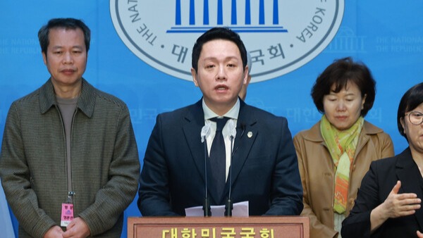 임태훈 전 군인권센터 소장이 4일 국회 소통관에서 야권 비례대표 위성정당인 더불어민주연합의 비례대표 후보 지원 기자회견을 하고 있다. 2024.3.4. 연합뉴스