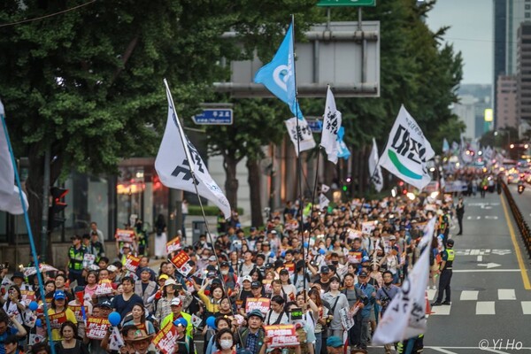 6일 오후 서울 시청역-숭례문 앞 대로에서 열린 제97차 촛불대행진에 참석한 시민들이 도심 행진을 벌이고 있다. 사진 이호 작가
