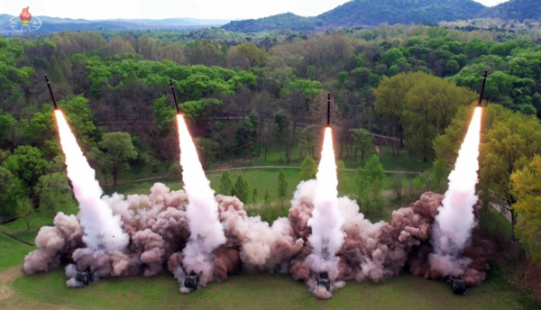 북한은 지난 22일 김정은 국무위원장의 지도로 600mm 초대형 방사포병 부대들을 국가 핵무기 종합관리체계인 핵방아쇠 체계 안에서 운용하는 훈련을 처음으로 진행했다고 조선중앙TV가 23일 보도했다. [조선중앙TV 화면] 2024.4.23, 연합뉴스