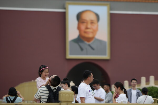 15일 중국공산당 3중전회가 열린 베이징의 천안문 광장에 걸린 마오쩌둥 초상화 앞 풍경. 2024.7.15. EPA 연합뉴스