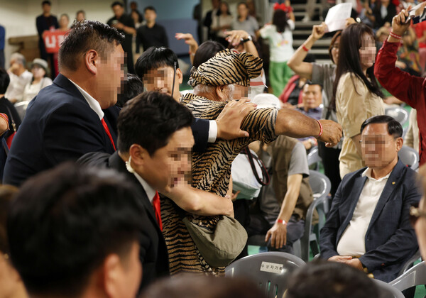 15일 오후 충남 천안 유관순체육관에서 열린 국민의힘 대전·세종·충북·충남 합동연설회에서 당원 사이에 물리적 충돌이 발생하고 있다. 2024.7.15. 연합뉴스