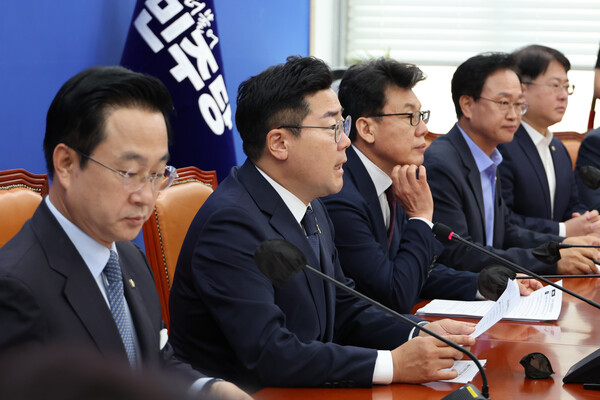 더불어민주당 박찬대 대표 직무대행 겸 원내대표가 16일 오전 국회에서 열린 원내대책회의에서 발언하고 있다. 2024.7.16. 연합뉴스