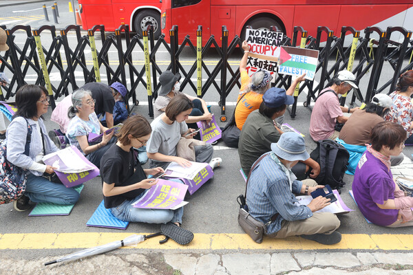3일 오후 서울 종로구 일본대사관 인근에서 열린 '1655차 일본군 성노예제 문제 해결을 위한 정기 수요시위'에 일본 시민 사회단체 활동가 등이 참여하고 있다. 2024.7.3. 연합뉴스