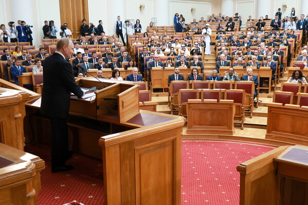 블라디미르 푸틴 러시아 대통령이 11일 상트페테르부르크에서 열린 브릭스 의회 대표단들이  참석한 확대 총회에서 연설하고 있다. 2024. 07. 11 [타스=연합뉴스]