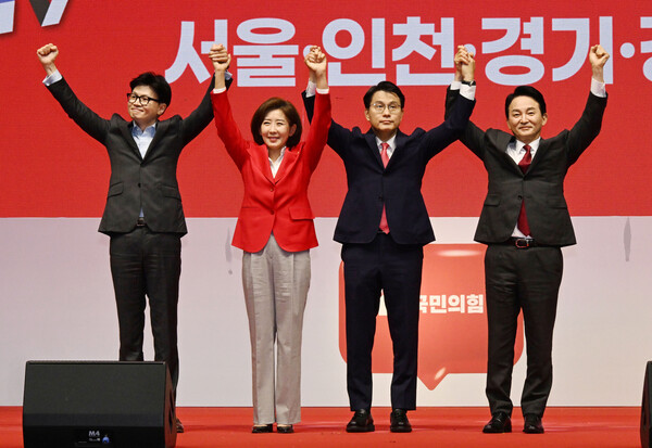 국민의힘 당 대표 후보들이 17일 오후 경기 고양시 고양 소노 아레나에서 열린 제4차 전당대회, 서울 인천 경기 강원 합동연설회에서 손을 잡고 인사하고 있다. 왼쪽부터 한동훈·나경원·윤상현·원희룡 당 대표 후보. 2024.7.17 [공동취재] 연합뉴스