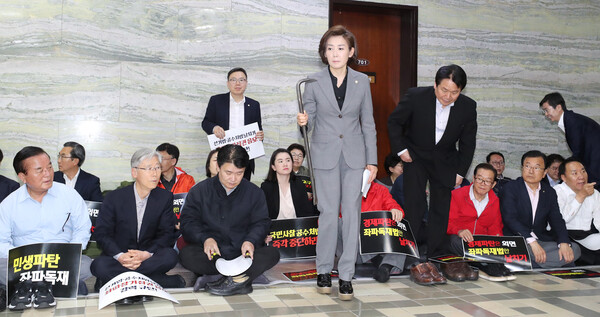 자유한국당 나경원 원내대표가 26일 오전 국회 의안과 앞에서 열린 긴급 의원총회에서 노루발못뽑이(일명 '빠루')를 들고나오고 있다. 2019.4.26. 연합뉴스 자료사진