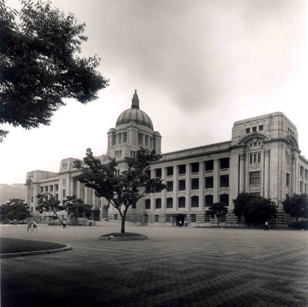 1990년대 중반에 철거되기 전까지 광화문 안쪽 경복궁에 자리잡고 있던 조선총독부 청사. 1993년 촬영