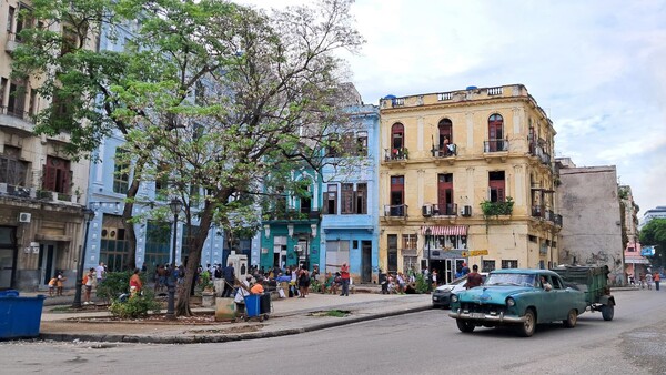 가게 앞에 줄을 선 쿠바인들. 강수돌 촬영