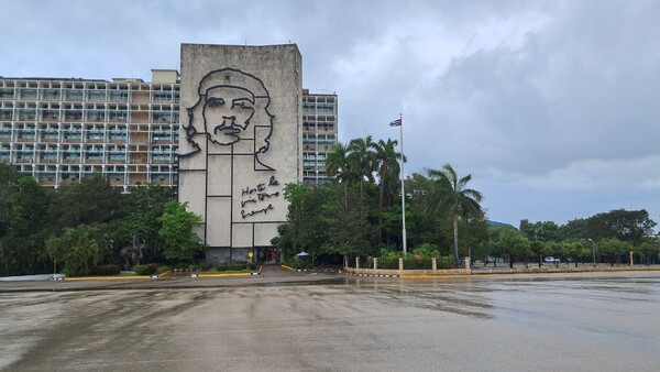 쿠바의 수도 아바나 혁명광장 근처 정부청사 벽을 장식한 체 게바라 조형물. 강수돌 촬영