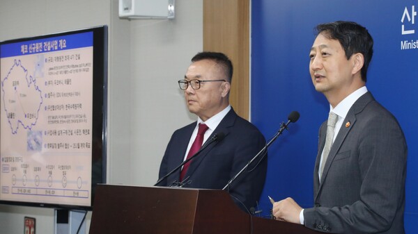 안덕근 산업통상자원부 장관(오른쪽)이 18일 오전 정부세종청사에서 체코 신규원전 건설사업 우선협상대상자 선정과 관련한 브리핑을 하고 있다. 왼쪽은 황주호 한국수력원자력 사장. 2024.7.18. 연합뉴스